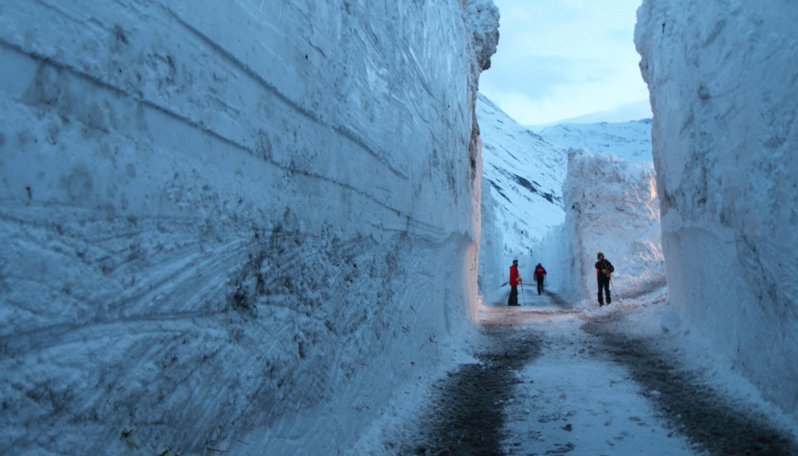 Huge walls of snow (c)Data-avalanche.org