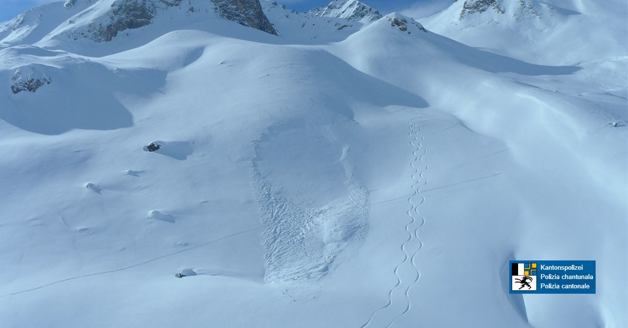 Avalanche debris close to the Ritzenjoch ©Kantonspolizei Graubünden