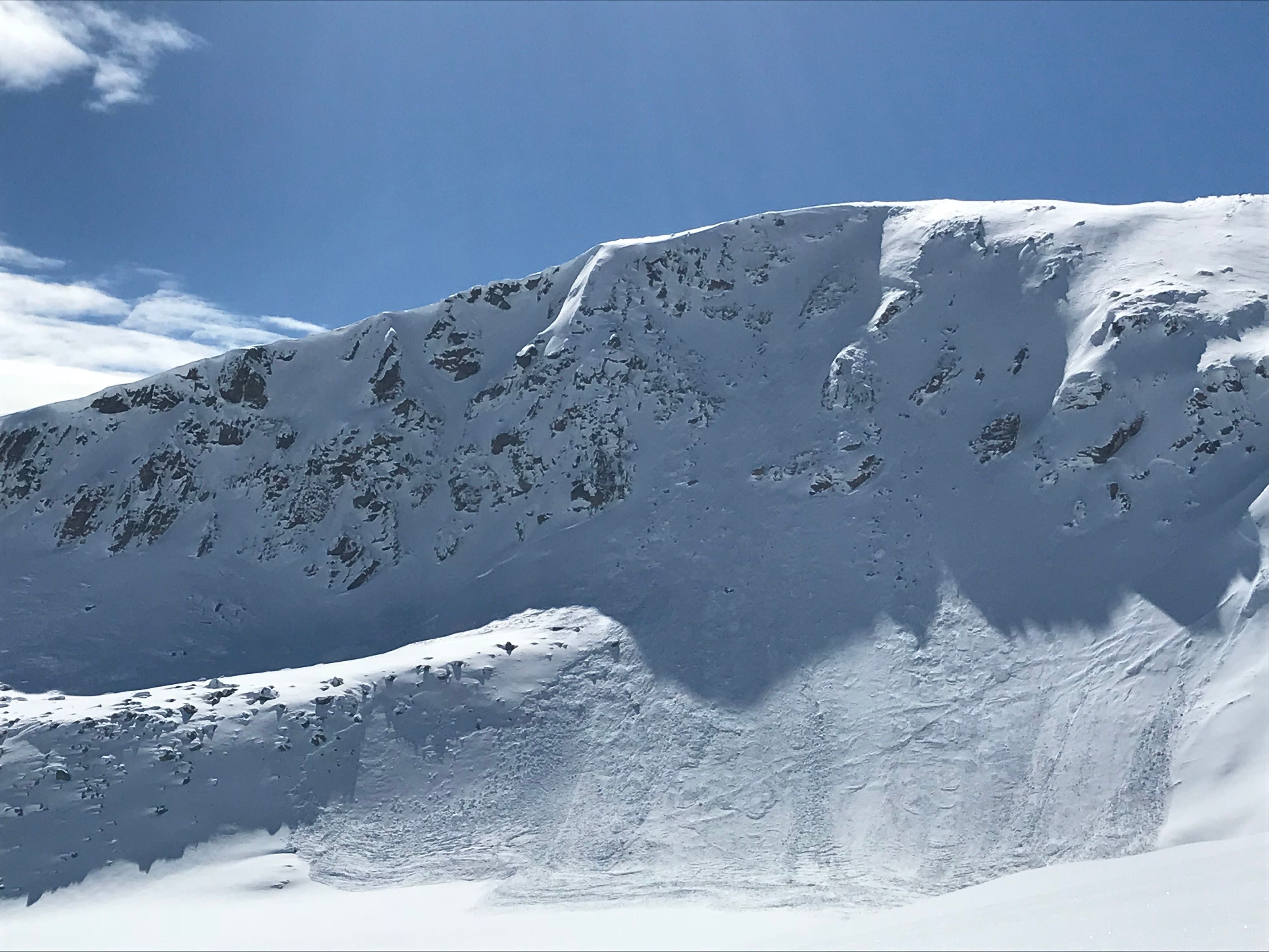 Spontaneous avalanches