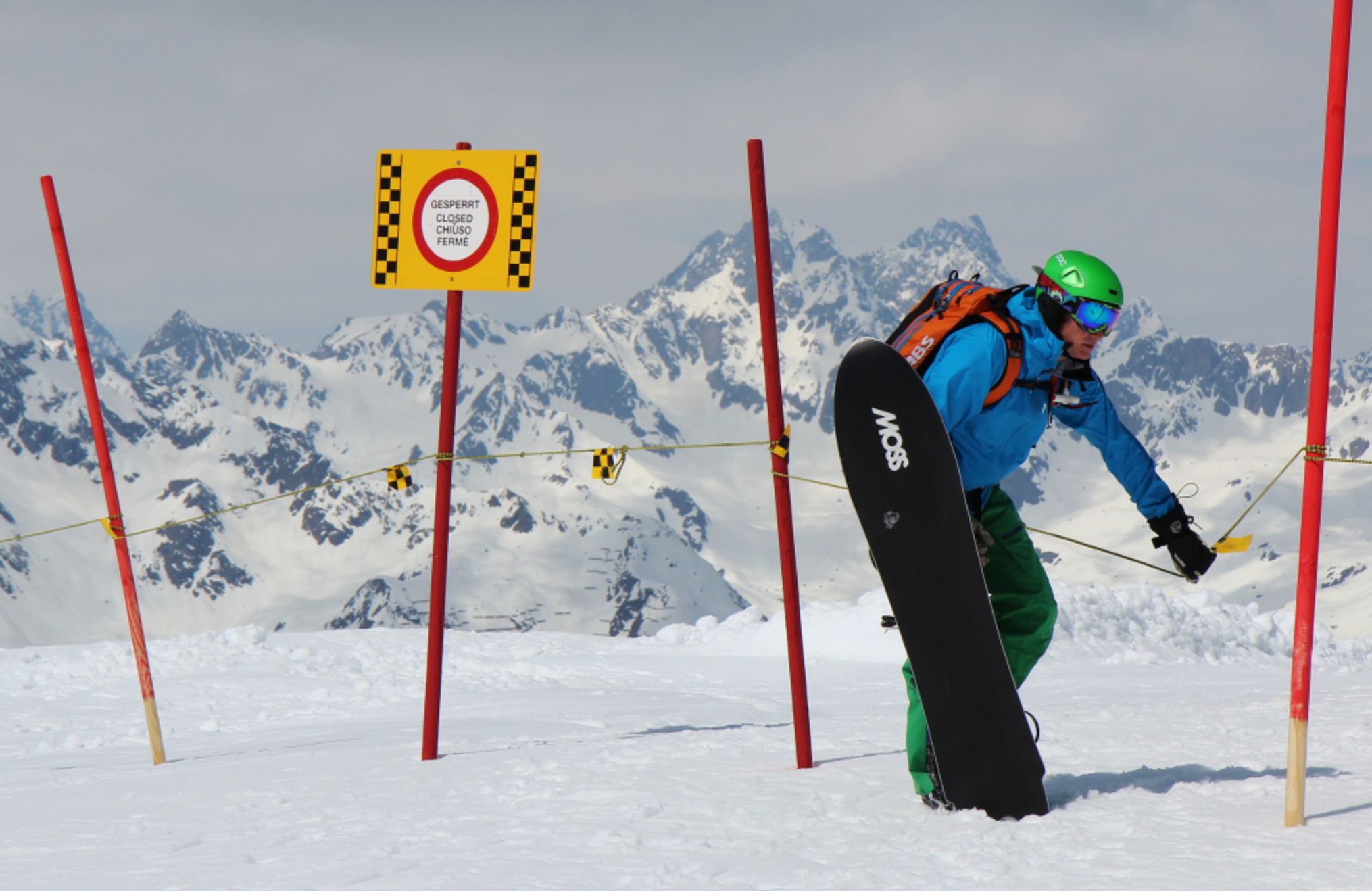Als een piste gesloten is, dan heeft dat een veiligheidsreden. Duik dan ook niet onder het touwtje door op zo'n moment. Wie weet zijn ze net lawines aan het laten springen.