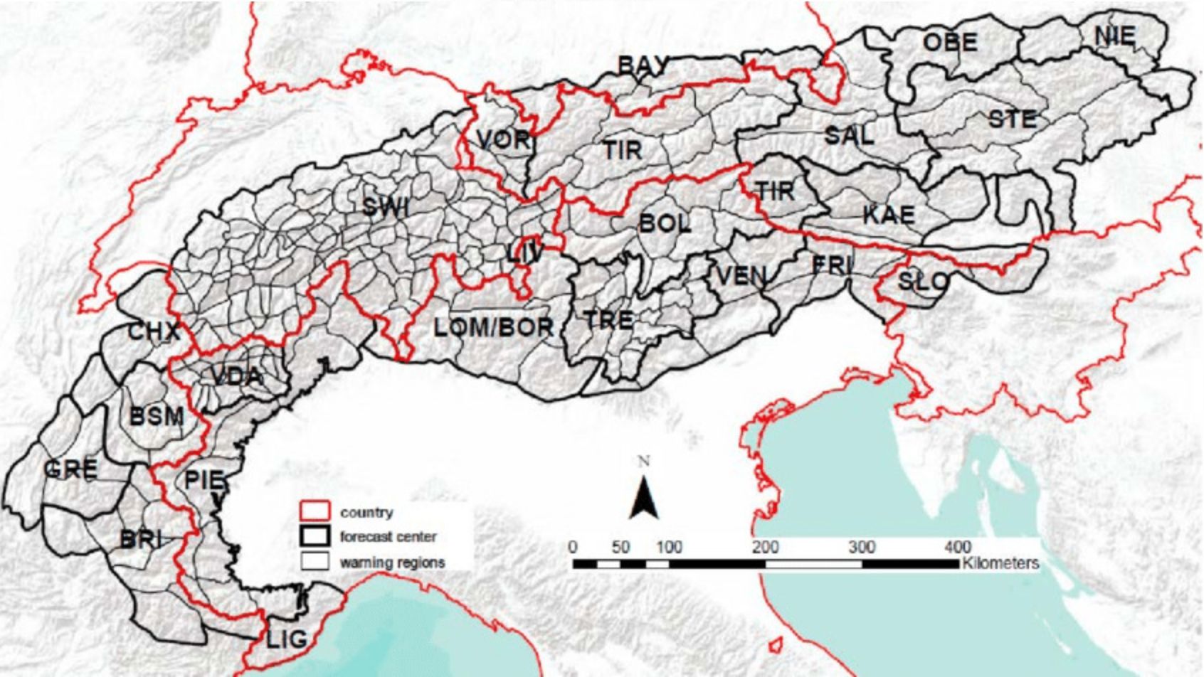 De Alpen met de regio’s behorende bij de verschillende lawinediensten (begrensd door de dikke zwarte of rode lijnen) en hun subregio’s (dunne zwarte lijnen)