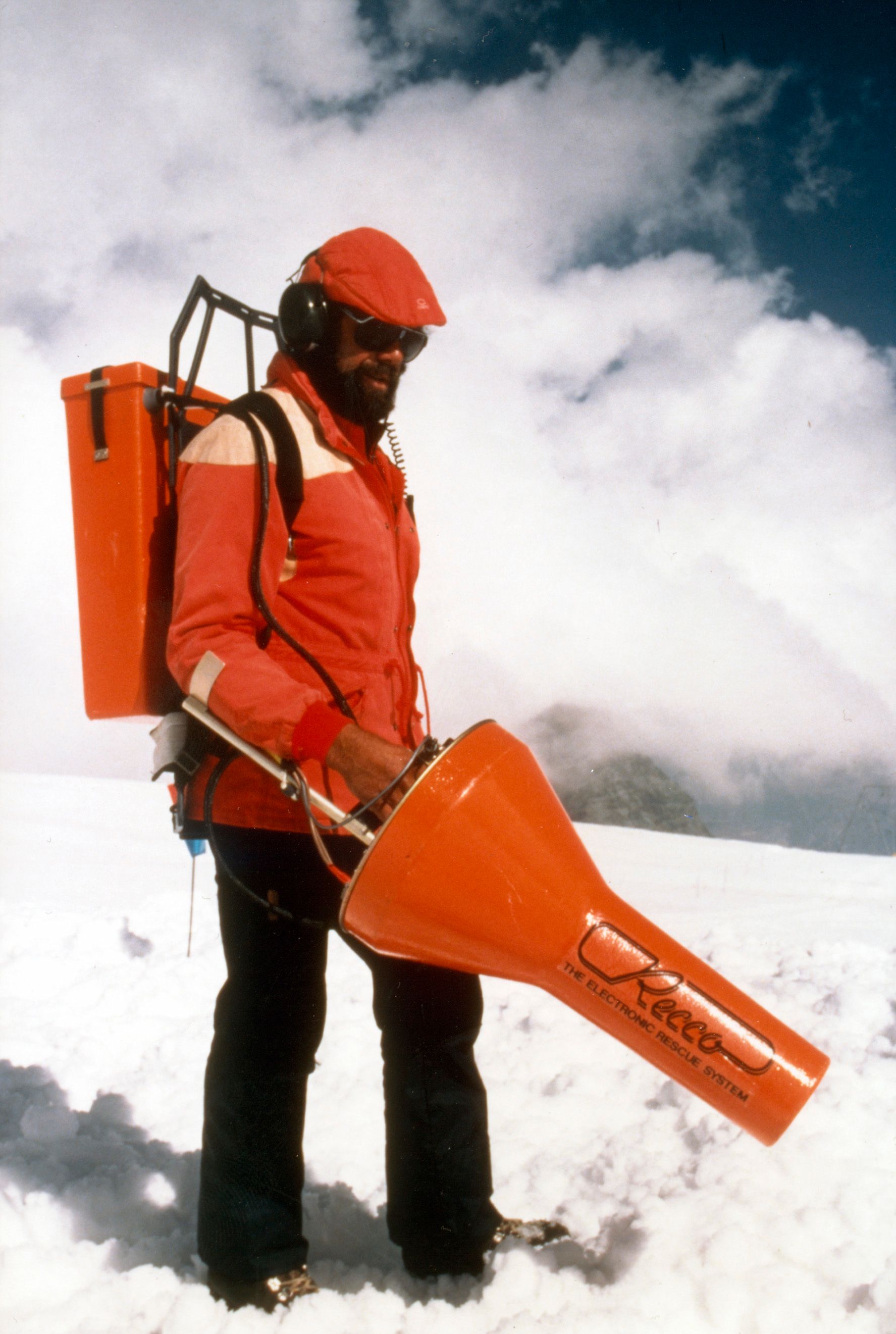 The beginning, Zermatt 1983, Bruno Jelk head of mountain rescue holding the RECCO R1, first generation of detectors.