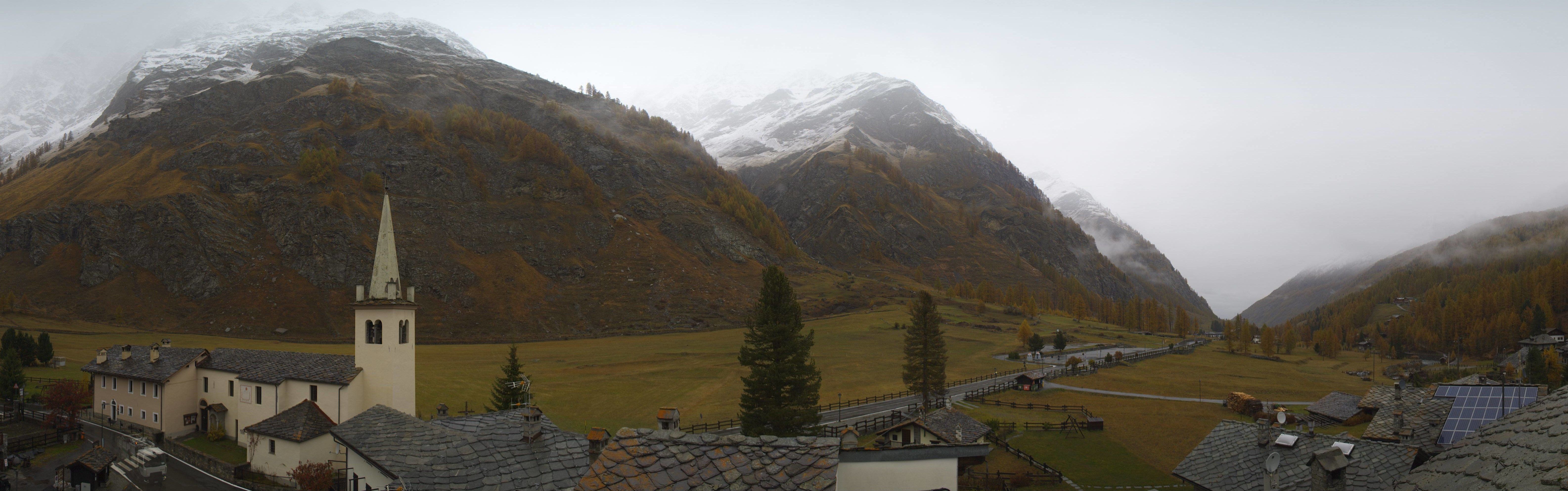 Aan de zuidkant is de sneeuwgrens zichtbaar hoger, zoals hier in Rhêmes-Notre-Dame (Aosta)