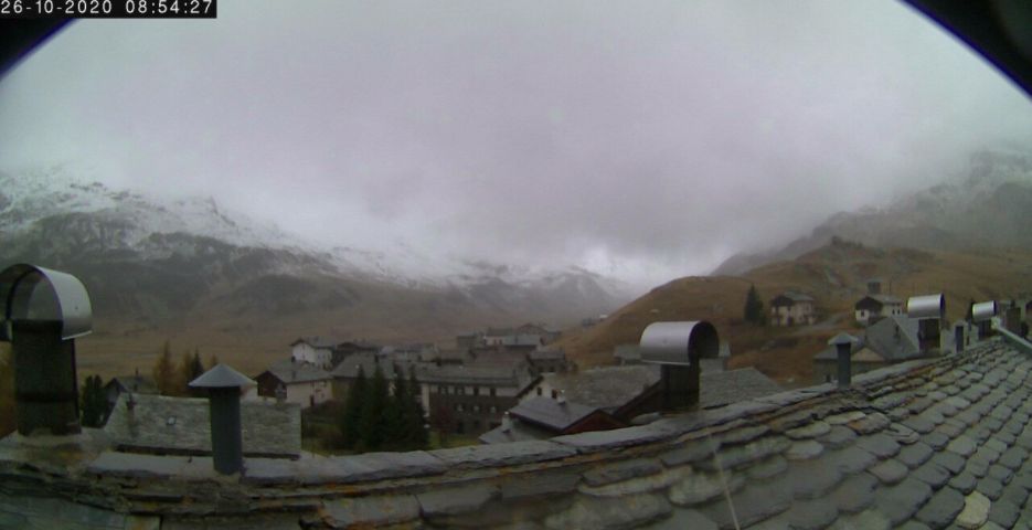 Here in Montespluga it also rains above 2000 meters, but during the day the snow line drops to about 1500 meters
