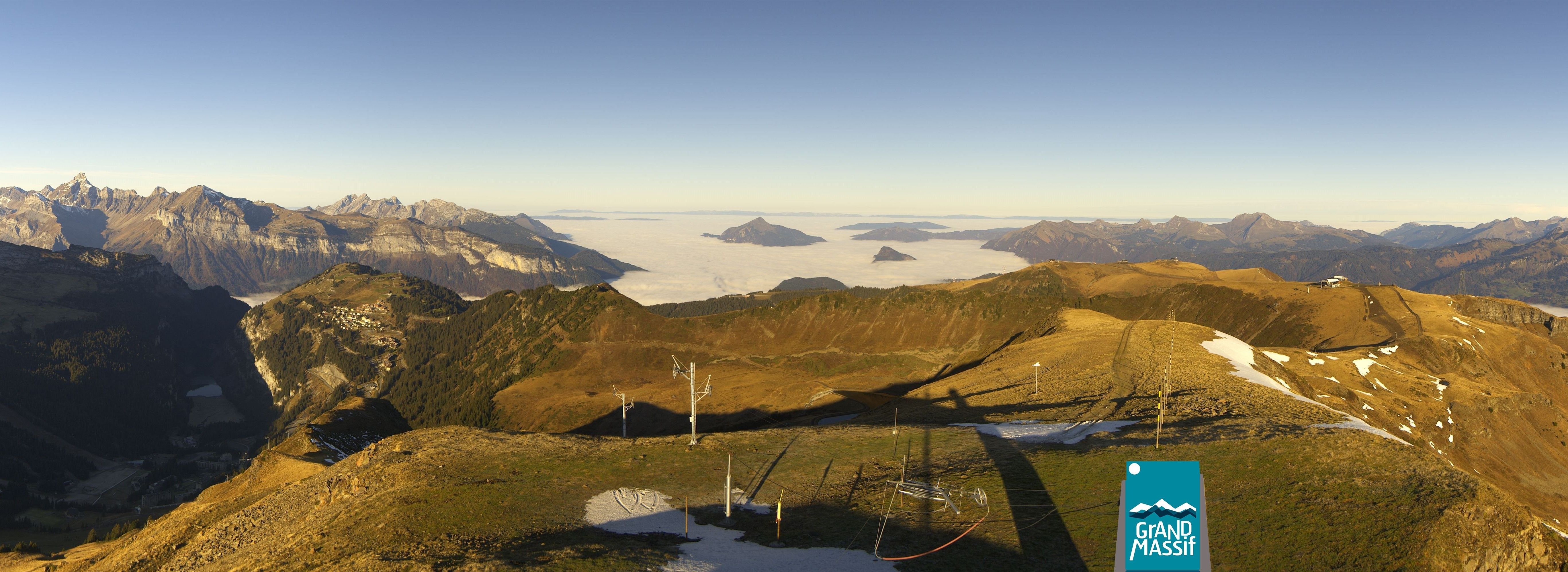 Een beeld dat we in de komende dagen meer gaan zien in de Alpen: stralend zonnig in het hooggebergte en een wolkensoep in de dalen