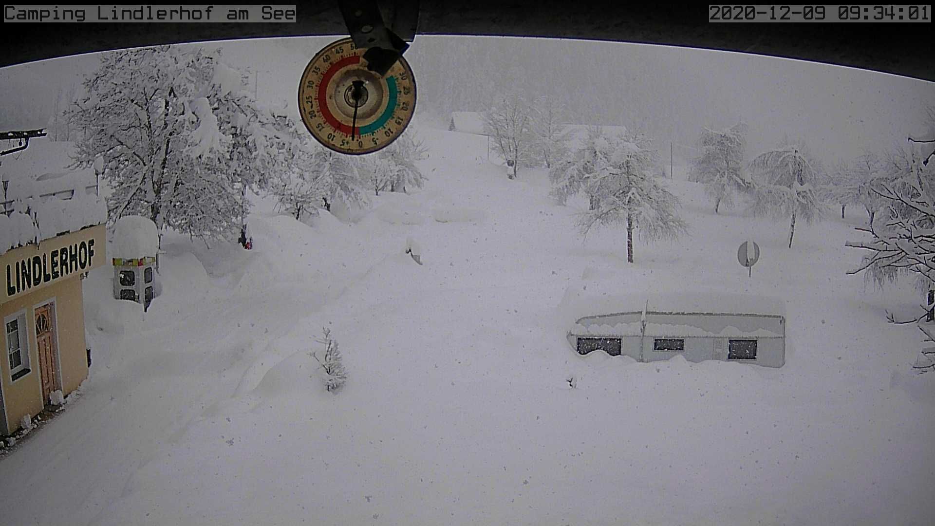 Bakken met sneeuw in Mörtschach (Osttirol) op ongeveer 900 meter hoogte