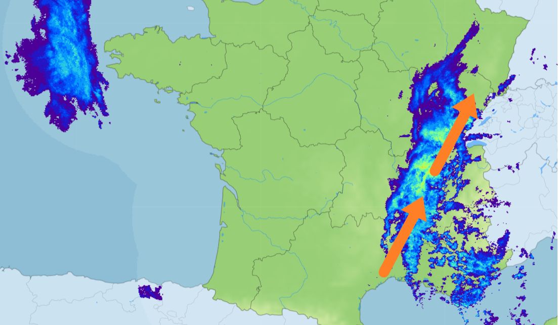 De neerslagradar van Meteofrance gisteravond waarop duidelijk te zien was dat de meest intensieve neerslag ten westen van de Franse Alpen lag