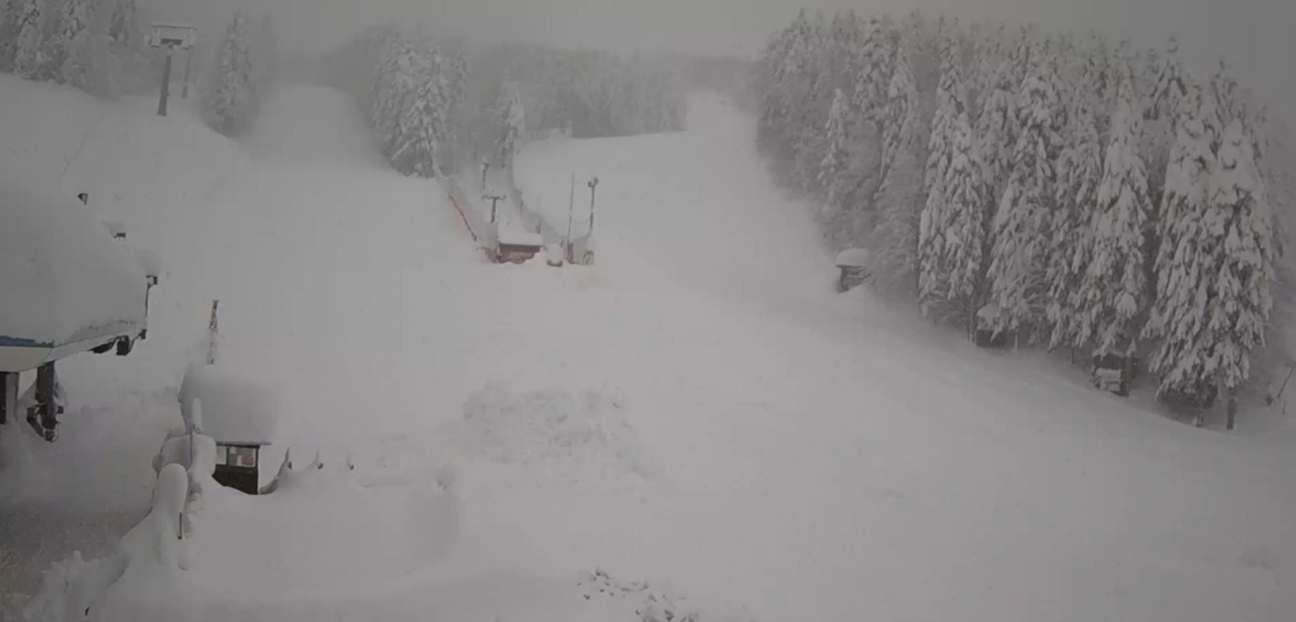 Het skigebied is dicht maar ligt bedolven onder een pak sneeuw