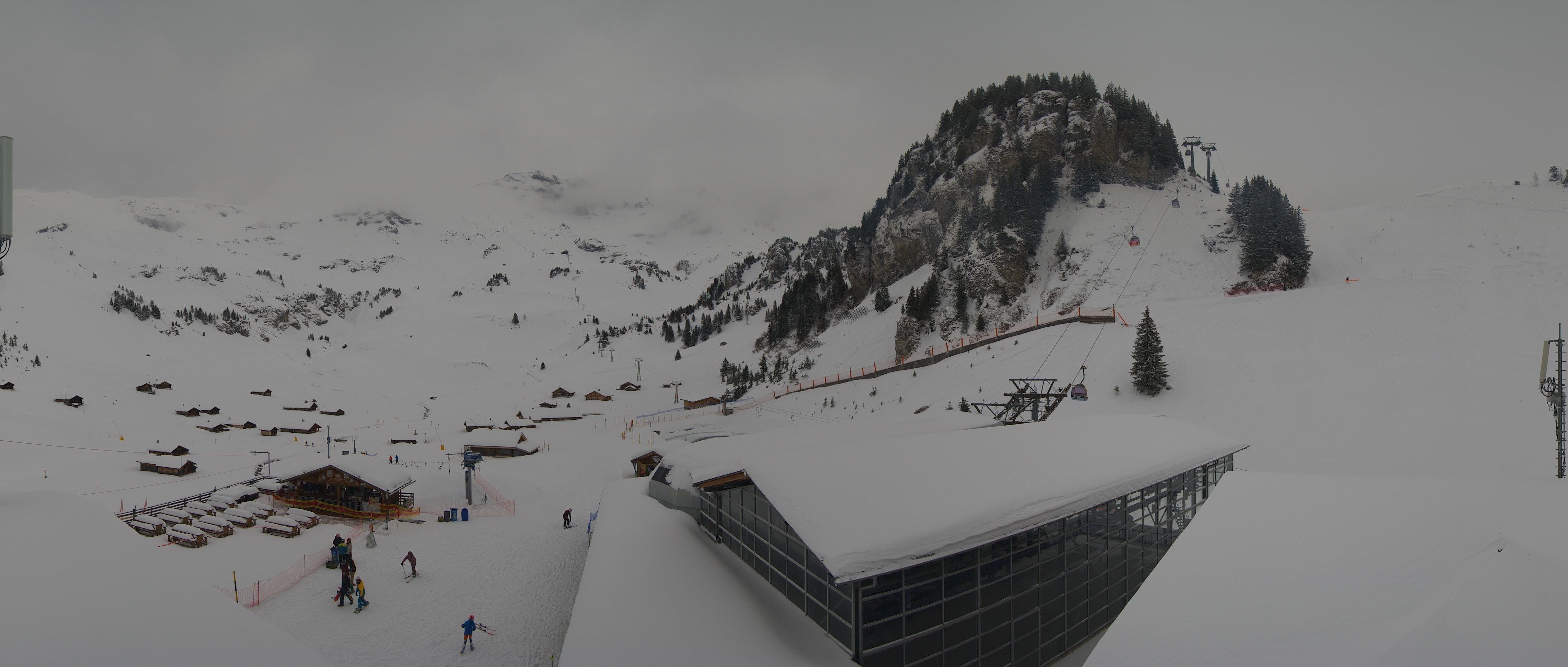After a quiet morning it can start to snow again in the course of the afternoon, like here in Meiringen-Hasliberg