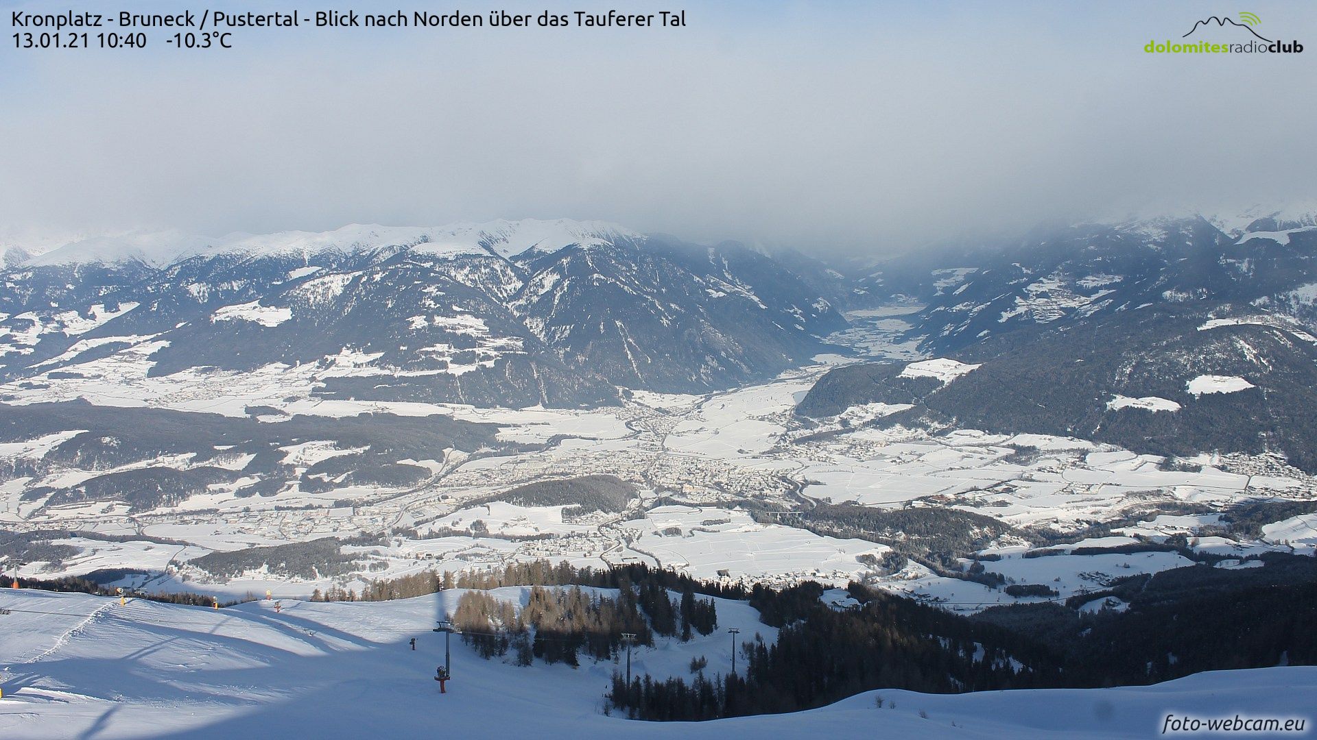 Vanuit Kronplatz in Zuid-Tirol zijn de dichte wolken bij de alpenhoofdkam zichtbaar, maar verder naar het zuiden is het overwegend zonnig