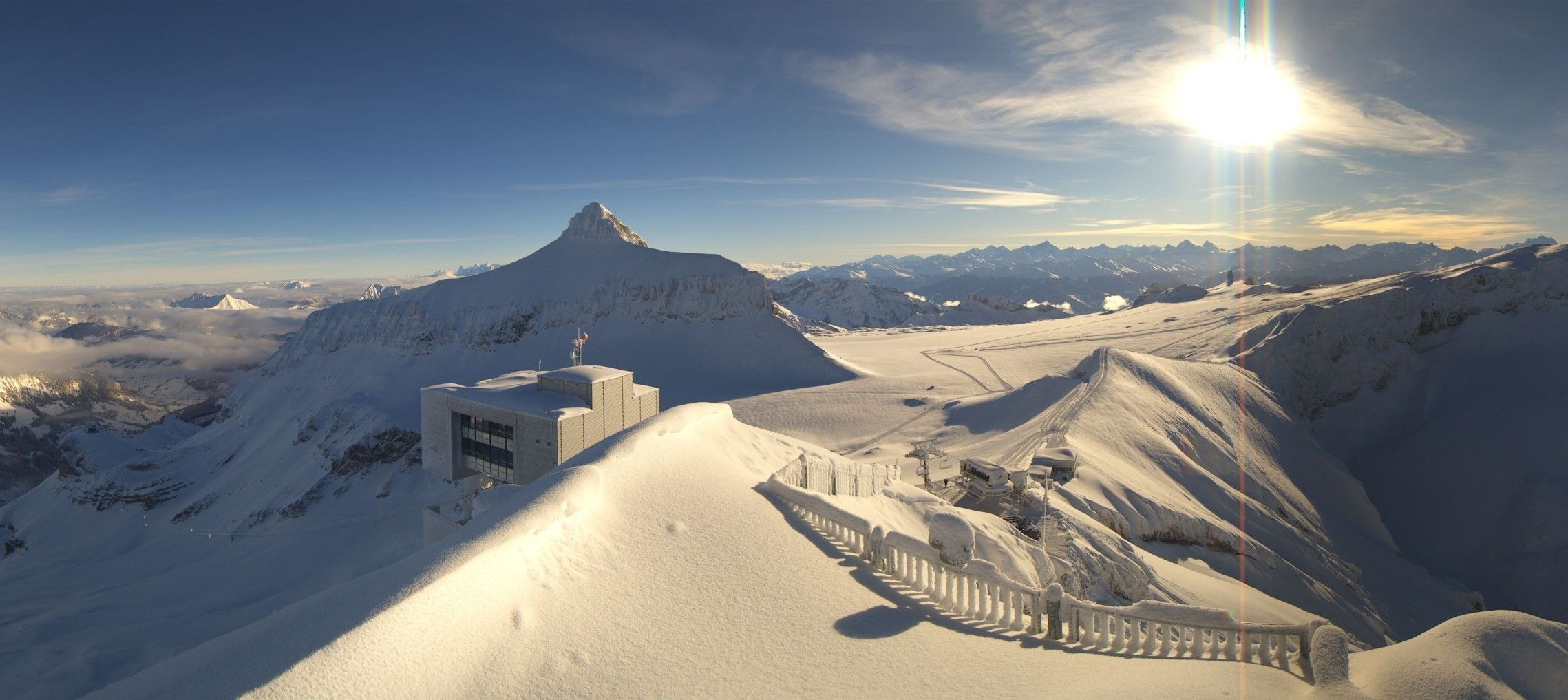 Full on winter in Switzerland (glacier3000.roundshot.com)