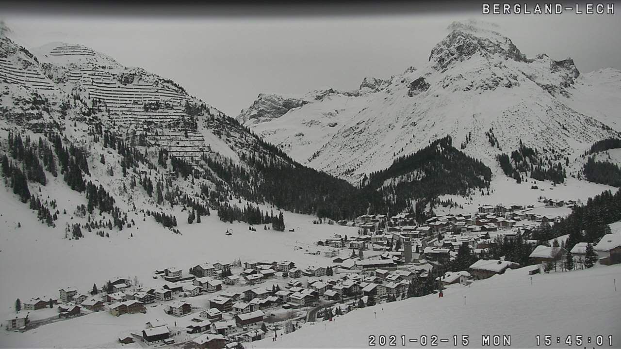 Bewolkt en in de loop van de avon wat sneeuwval in Lech (lechzuers.com)