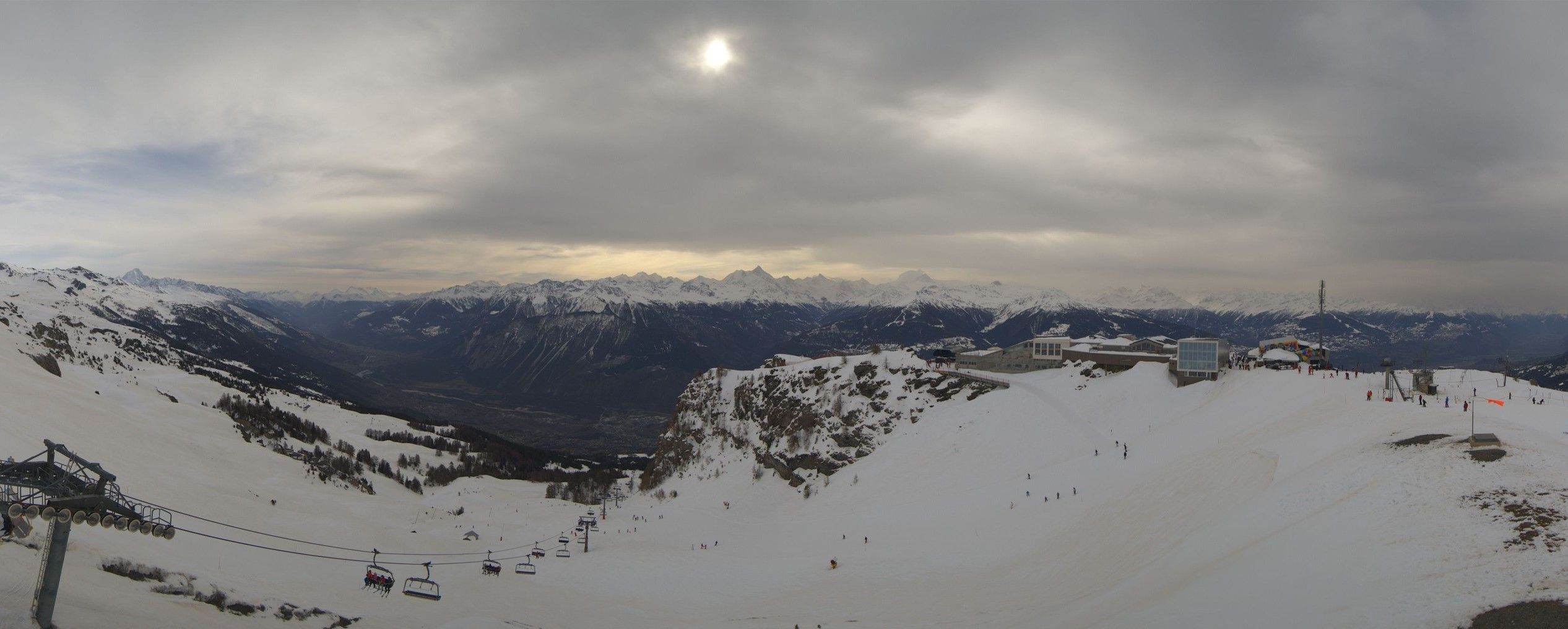 Mostly cloudy and a watery sun in Crans-Montana (roundshot.com)