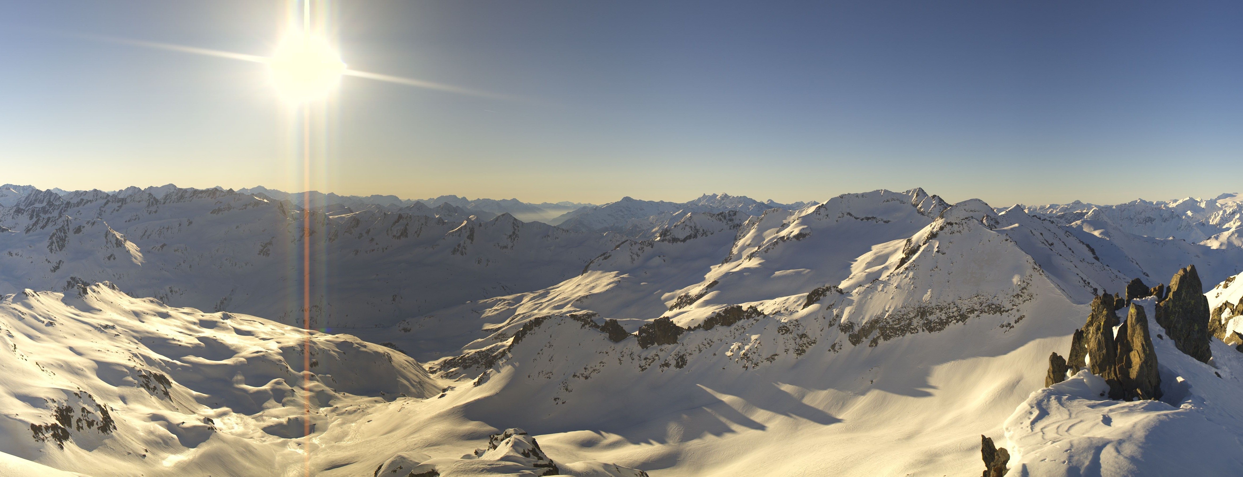 A great start of the day from the Gemsstock in Andermatt (roundshot.com)