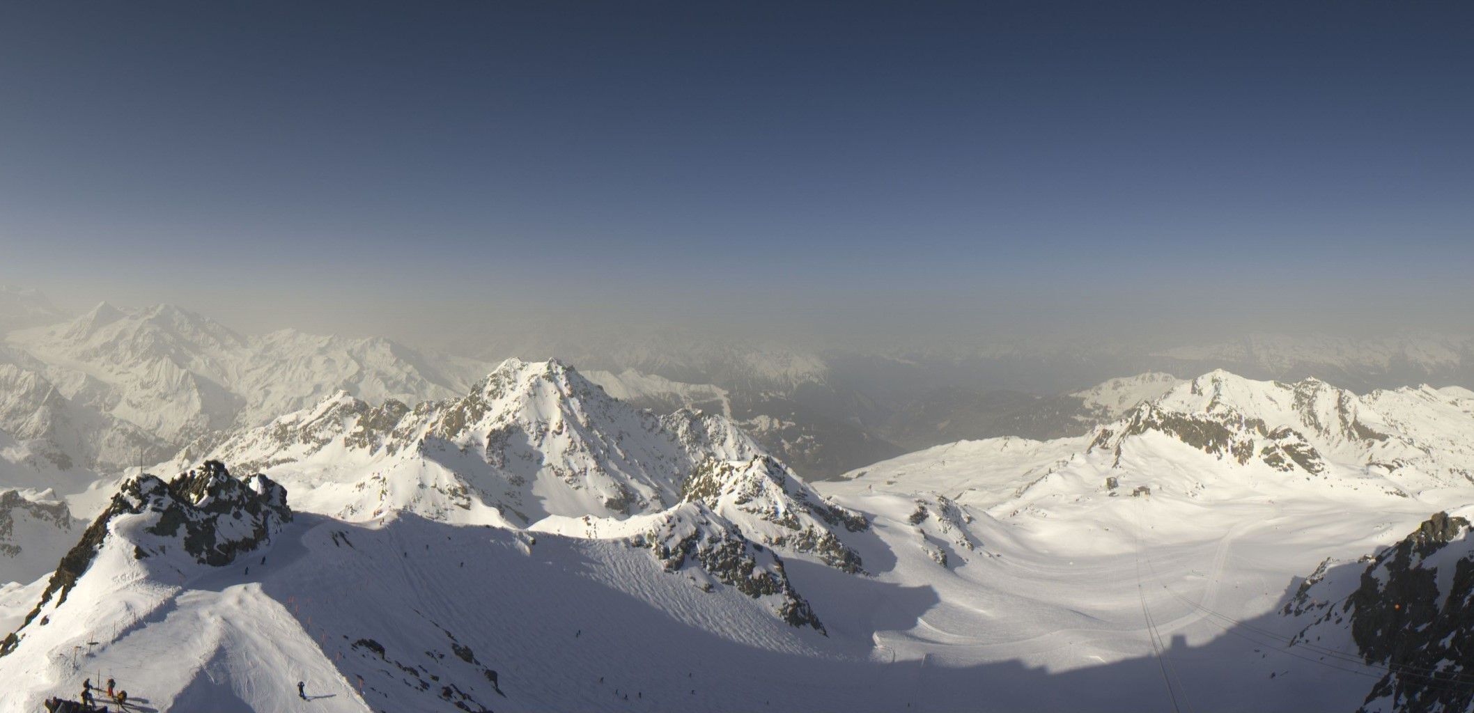 Sunny start to the day on the Mont Fort in Verbier with Sahara sand in the air (roundshot.com)