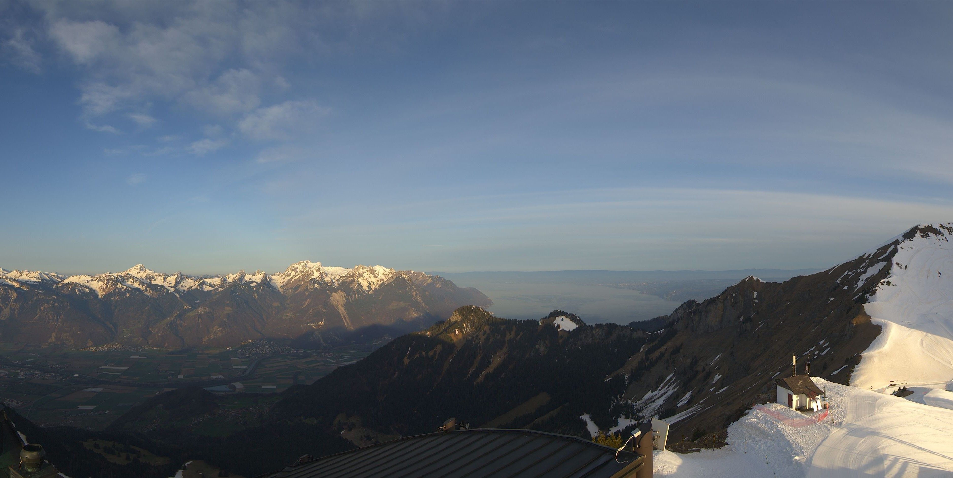 Ook in het Zwitserse Leysin start de dag zonnig, maar in de verte nadert er al wat bewolking (roundshot.com)