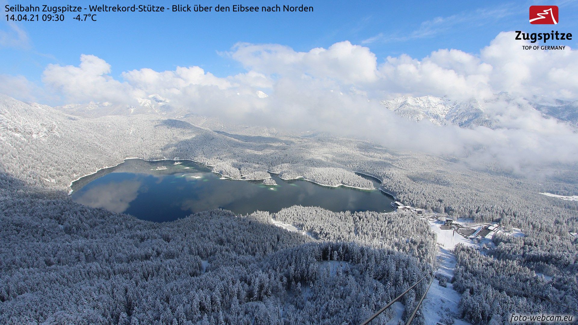 Iets verder naar het oosten is er nog wat restbewolking te vinden, zoals hier bij de Eibsee in Garmisch (foto-webcam.eu)