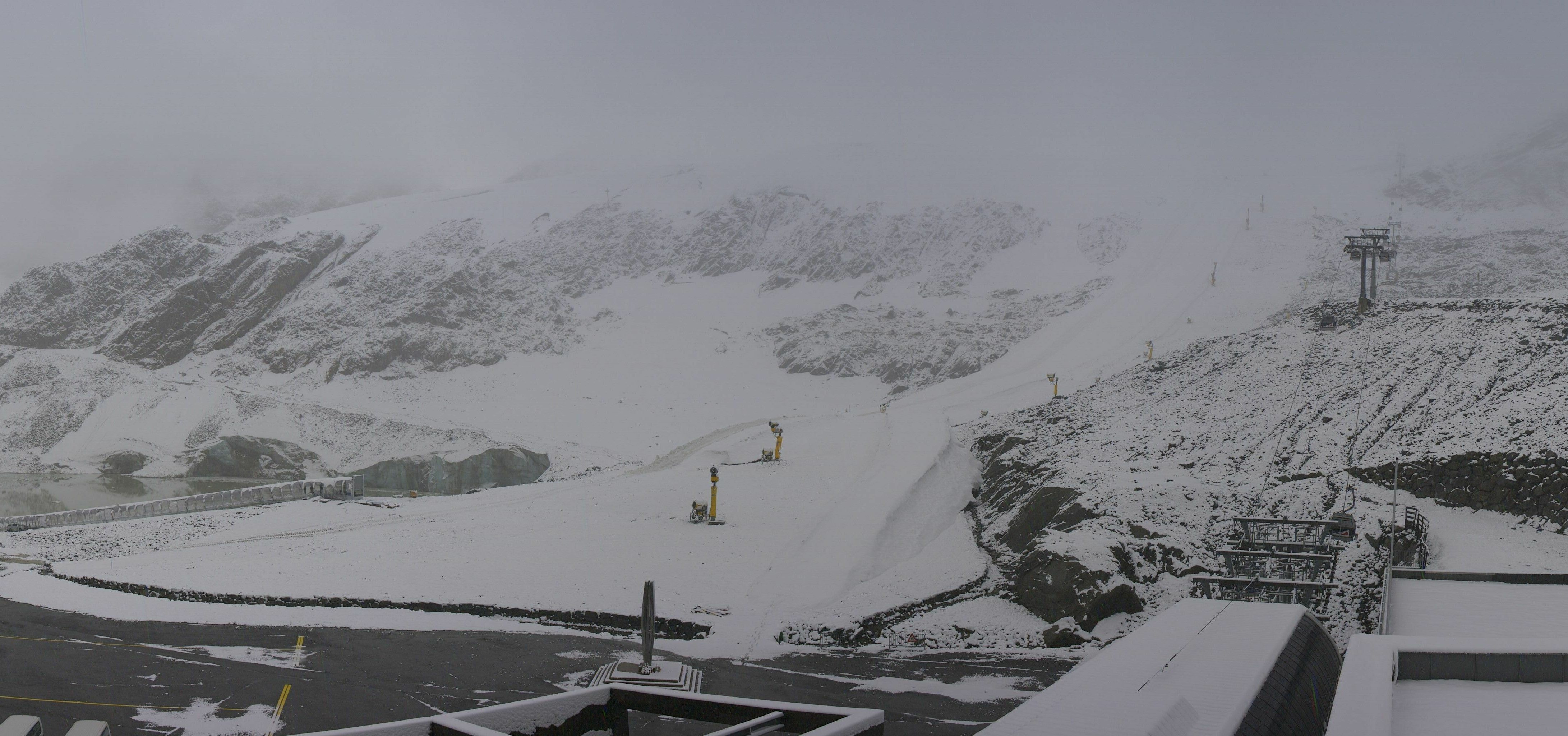 A layer of snow has also fallen in Sölden, where the lifts are open on the Rettenbachferner