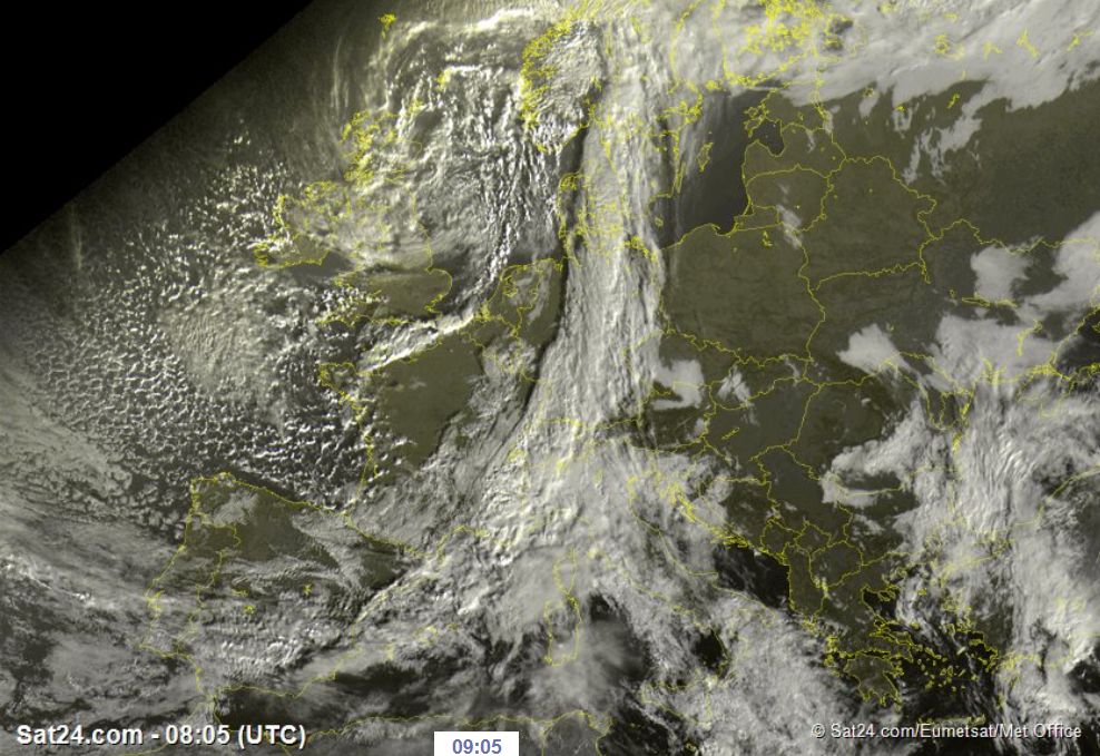 Satellietbeeld van vanochtend met het koufront over de Alpen (sat24.com)