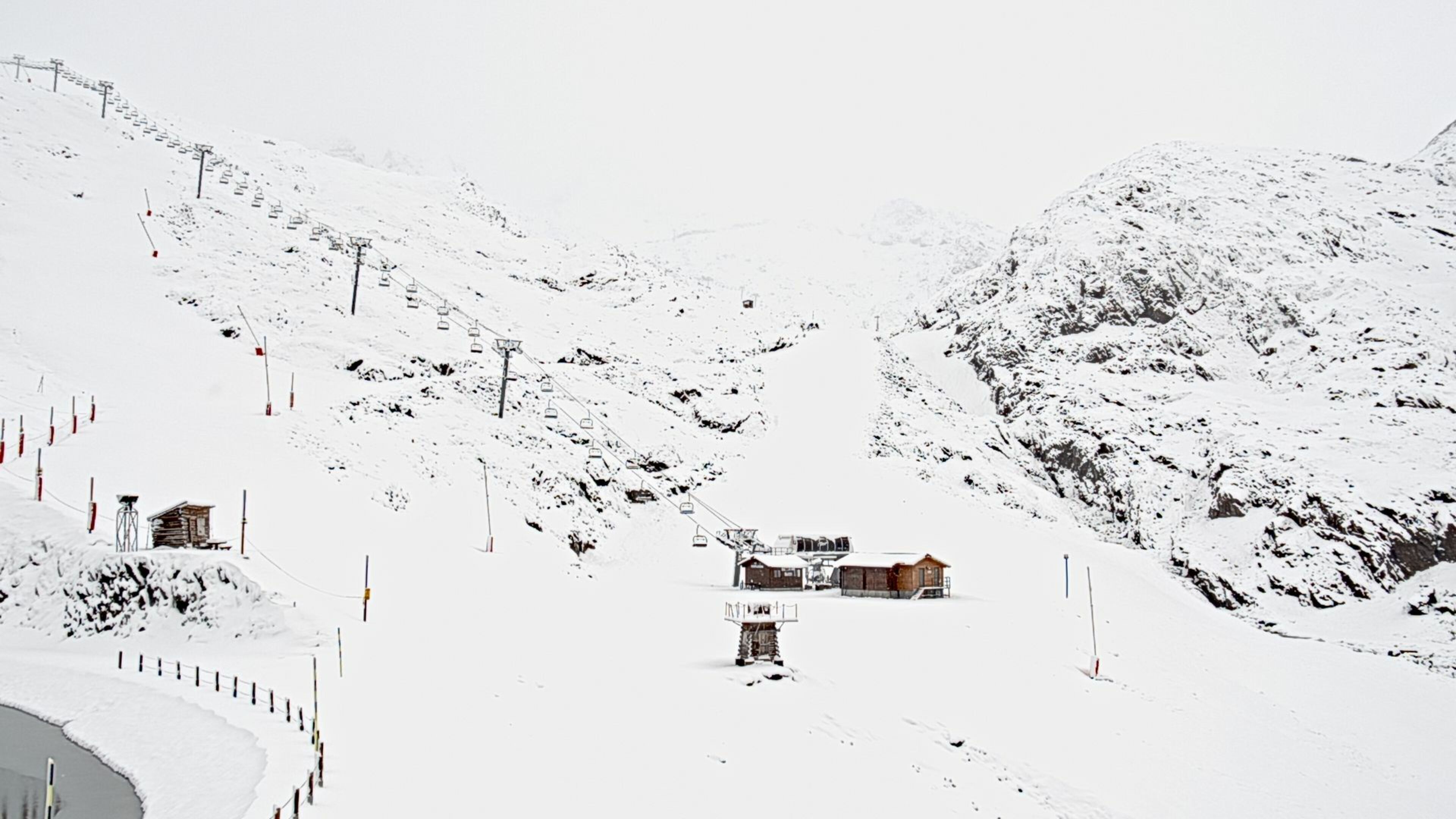 It has been snowing for several hours in the French Alps (skaping.com)