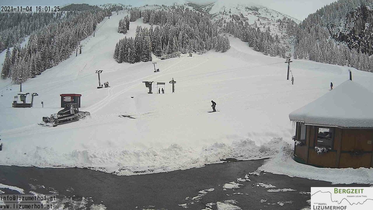 De eerste toerskiërs zijn onderweg in het skigebied Axamer Lizum