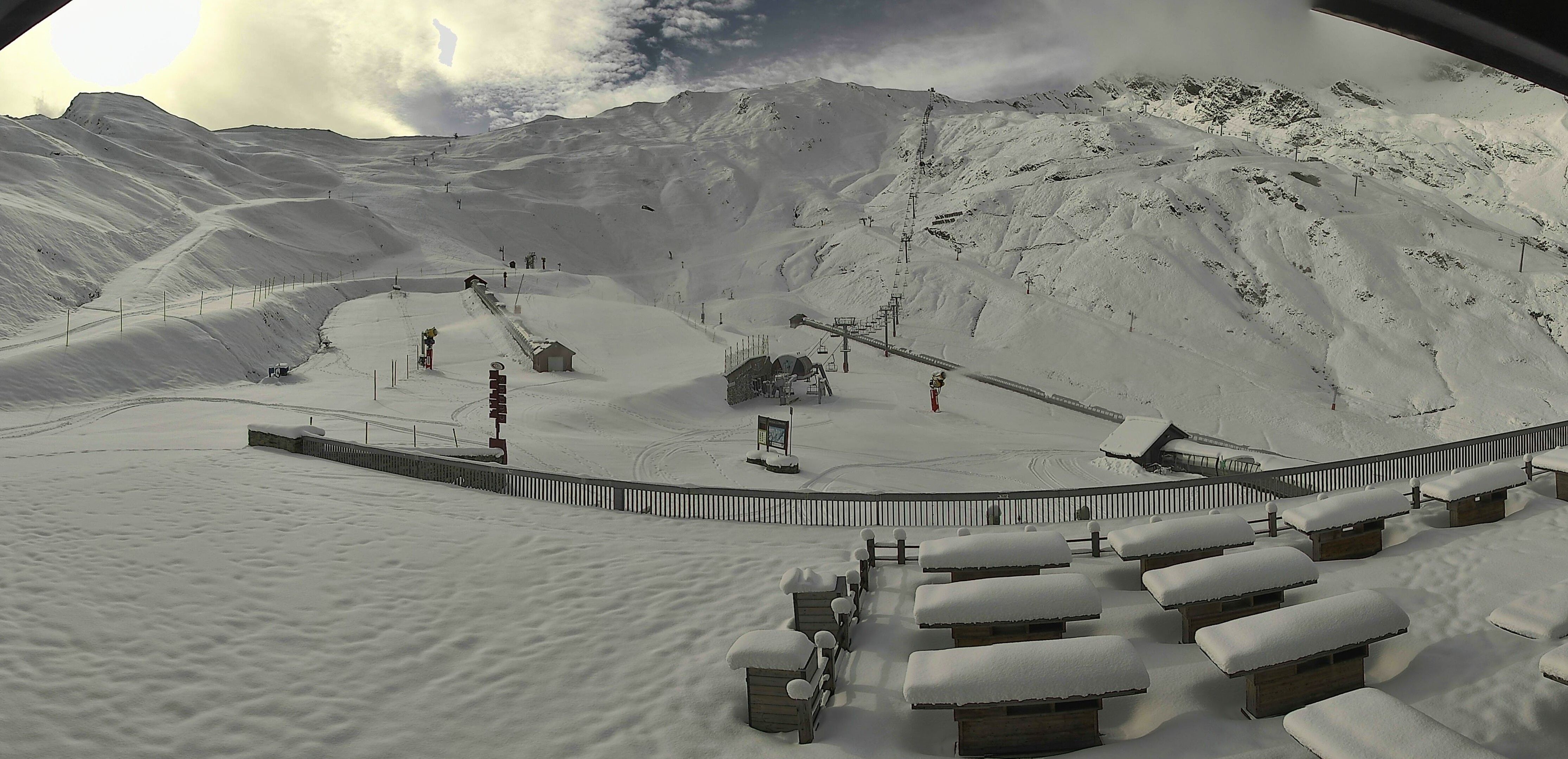 Cauterets in French Pyrenees received already some fresh snow, but there is much more to come (skaping.com)