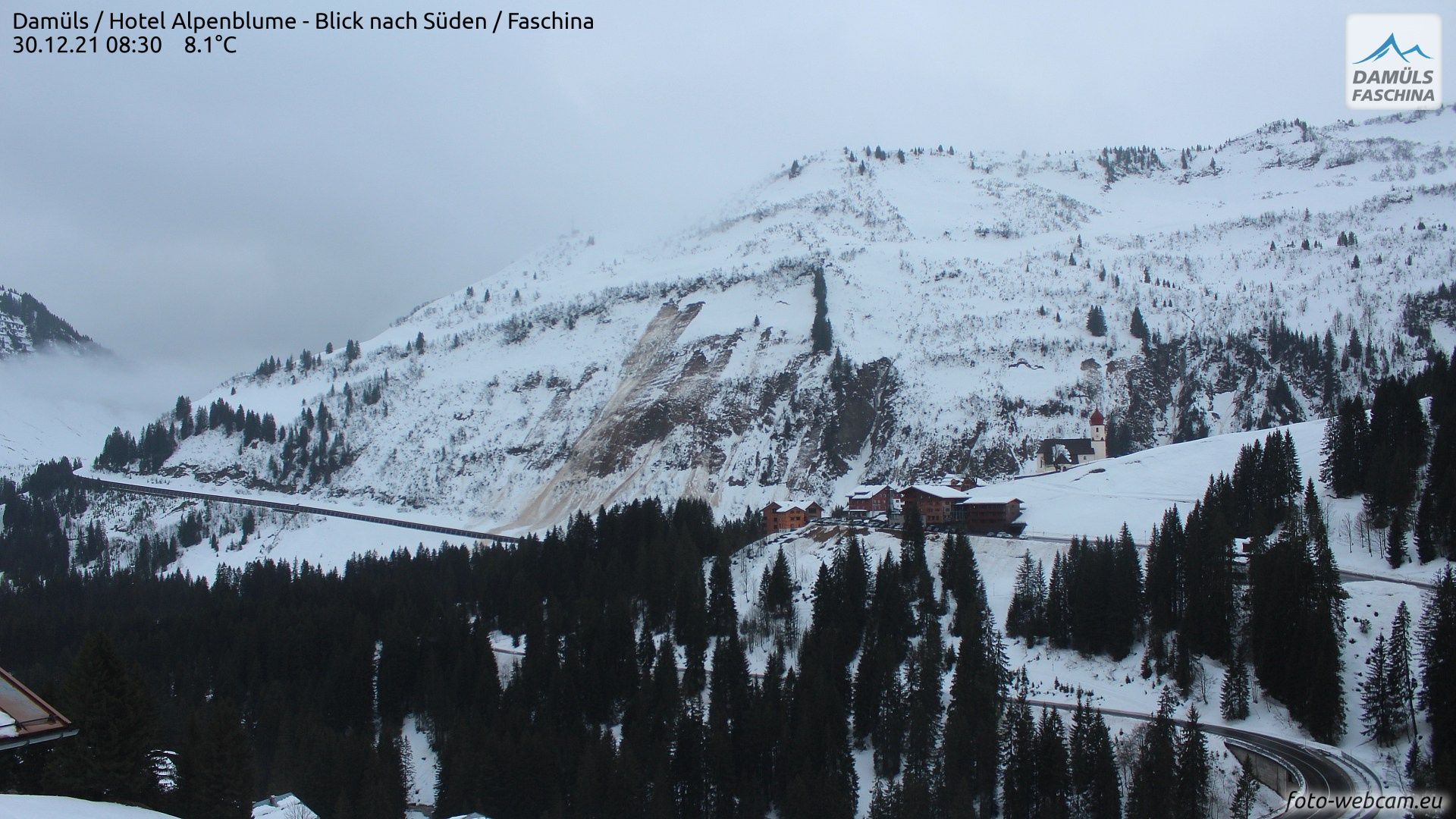 Glide cracks and wet snow avalanches in Damüls due to the rain of yesterday (foto-webcam.eu)