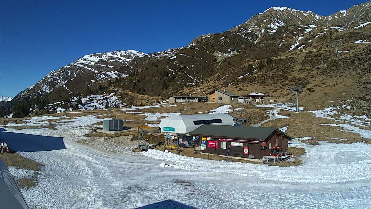 Lack of snow in Cari (Ticino) at 2000 metres (cari.swiss)