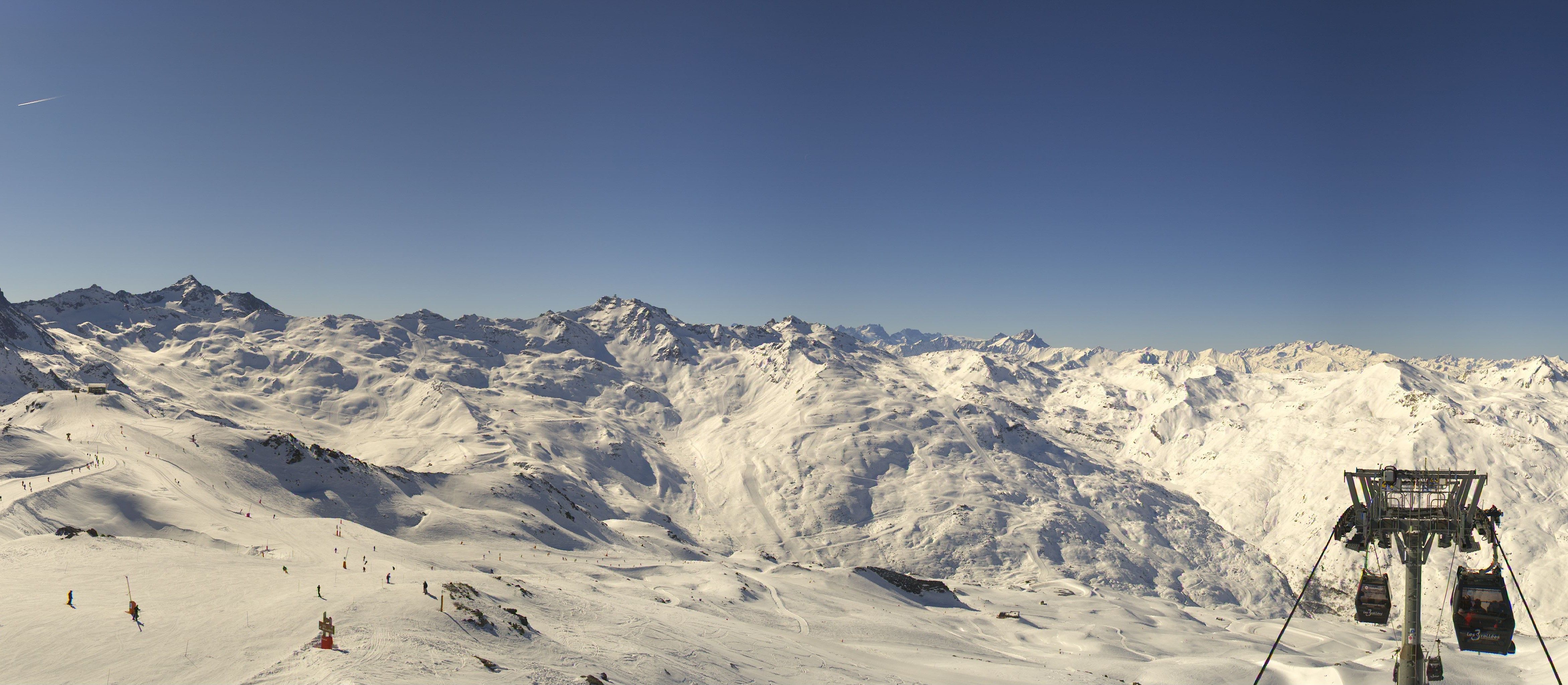 As so often this winter, the sun is shining in the West Alps (roundshot.com)