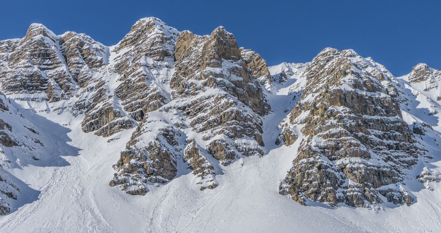 Typisch terrein voor bergsporthelmen tijdens de klim en een skihelm tijdens de afdaling