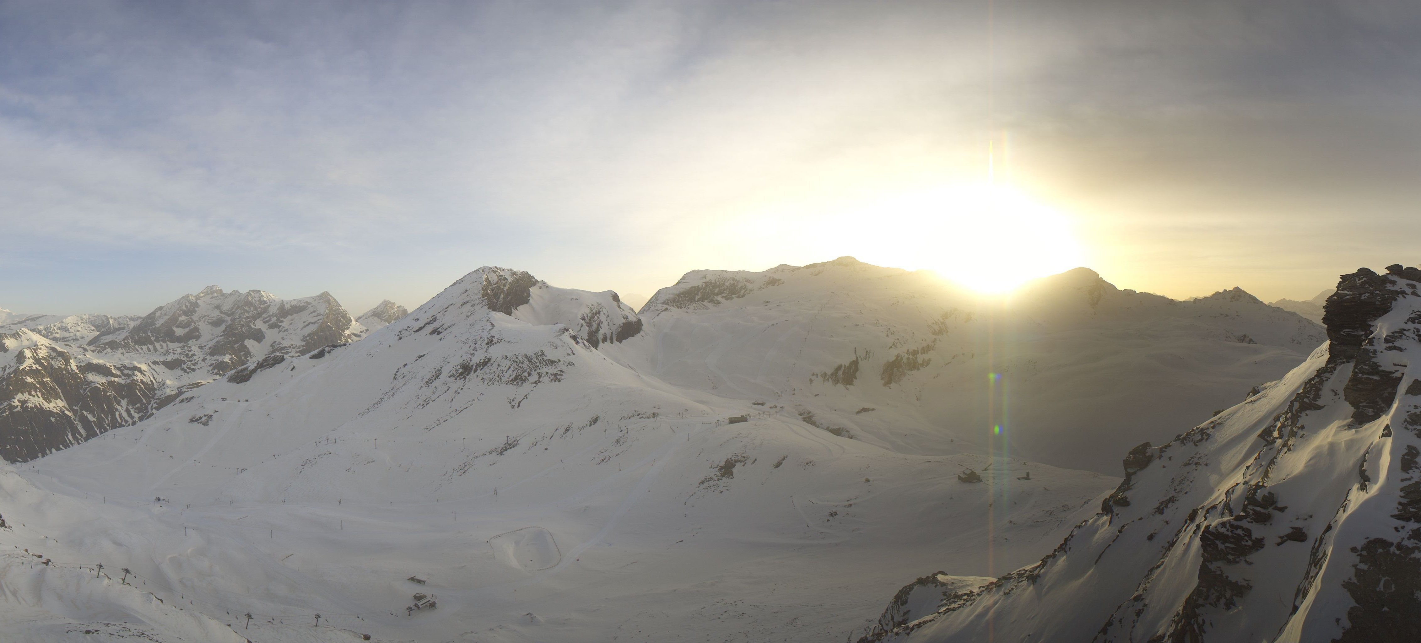Zonnige ochtend in Val d'Isère met nog saharazand in de lucht (roundshot.com)