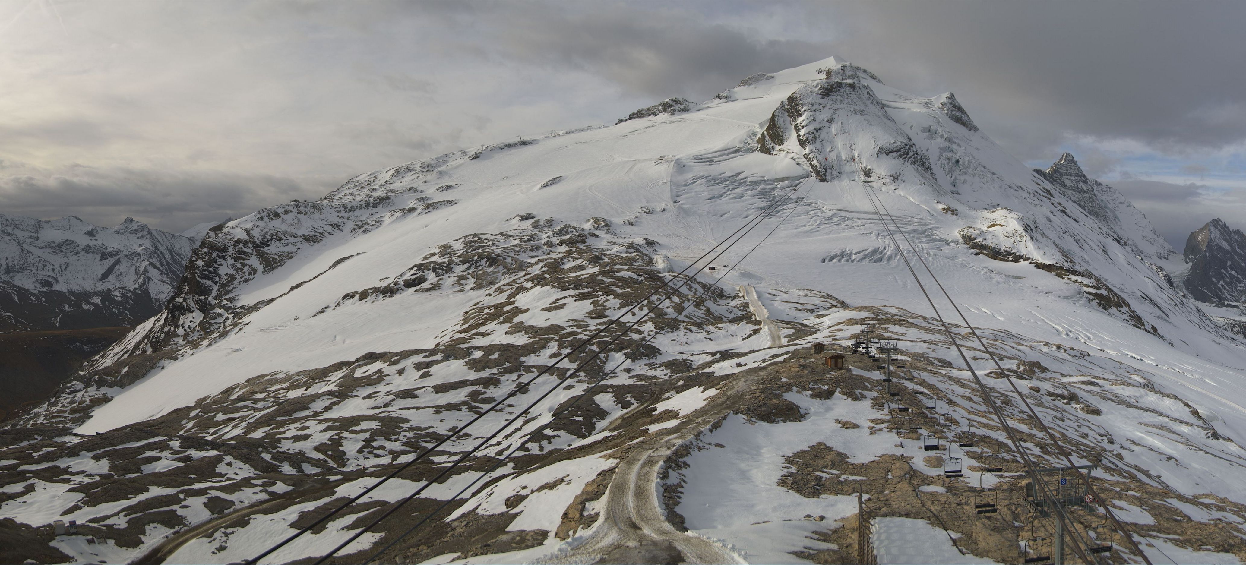 So far there is very little snow on the Grand Motte in Tignes (roundshot.com)