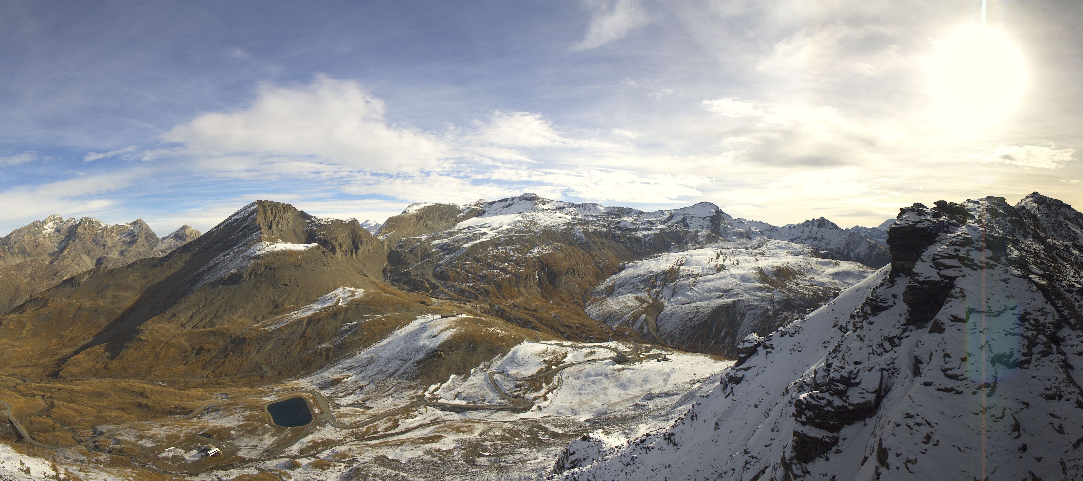 Ook in Val d'Isère is het nog droog, maar binnen enkele uren zal hier de eerste sneeuw gaan vallen (roundshot.com)