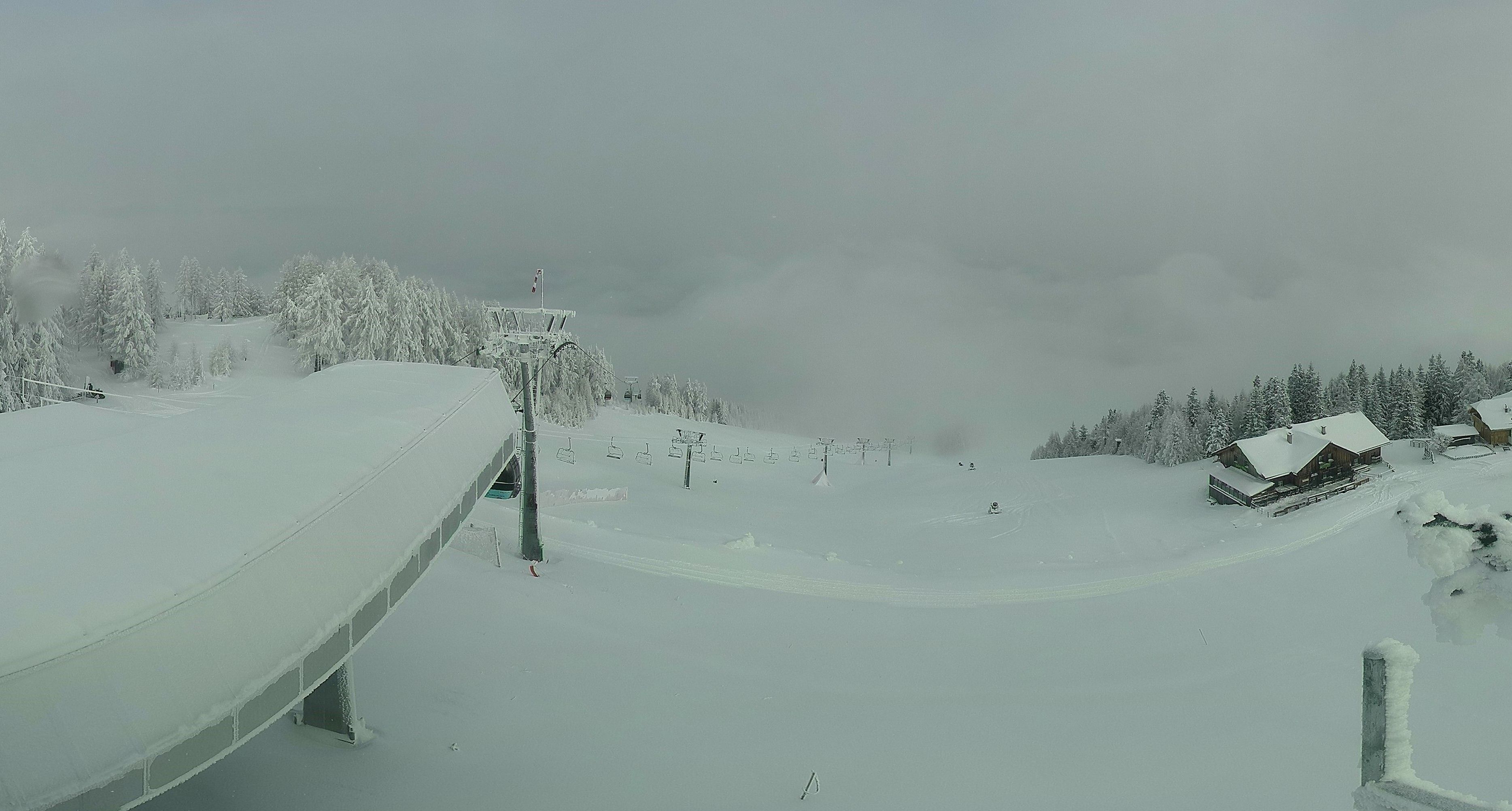 Wat sneeuw in het skigebied Petzen in het zuiden van Karinthië