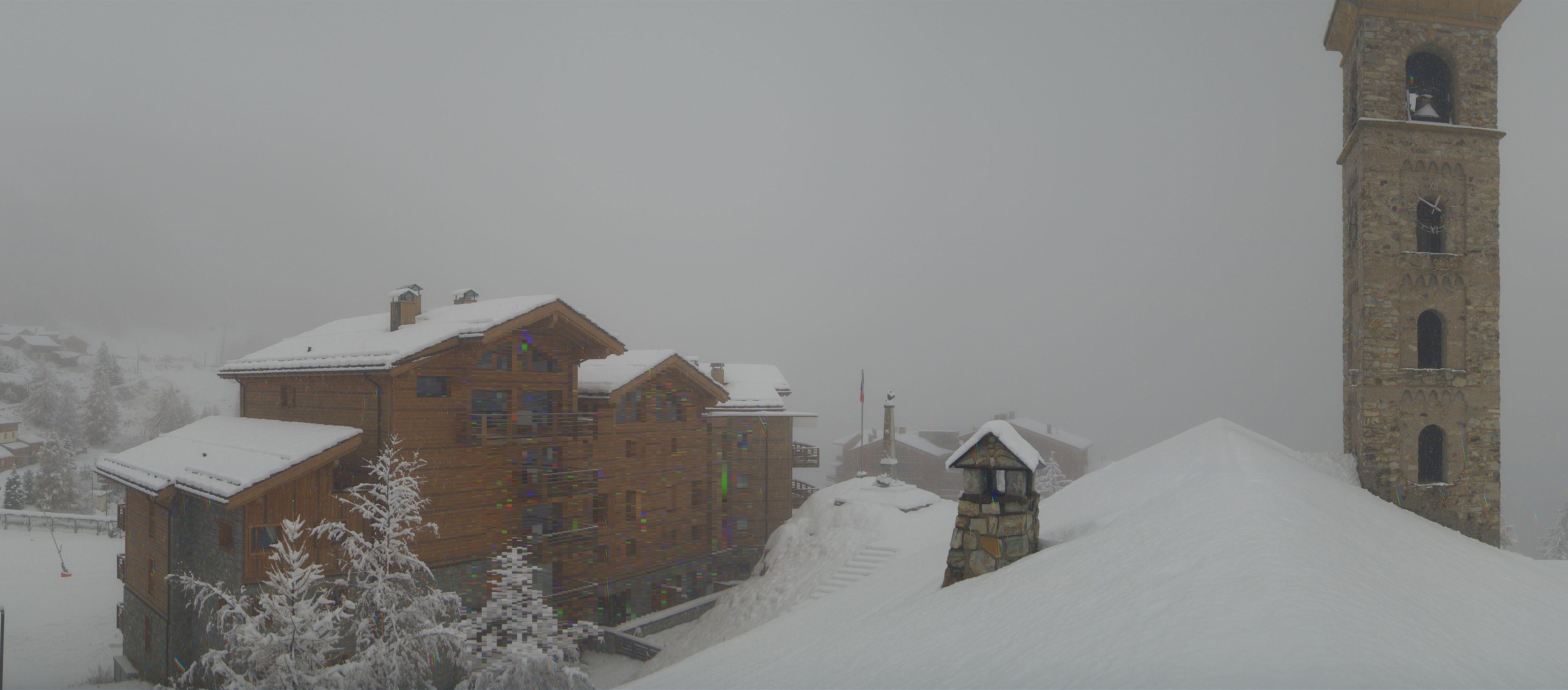 In Tignes Les Boisses, it is snowing at 1800 metres (roundshot.com)