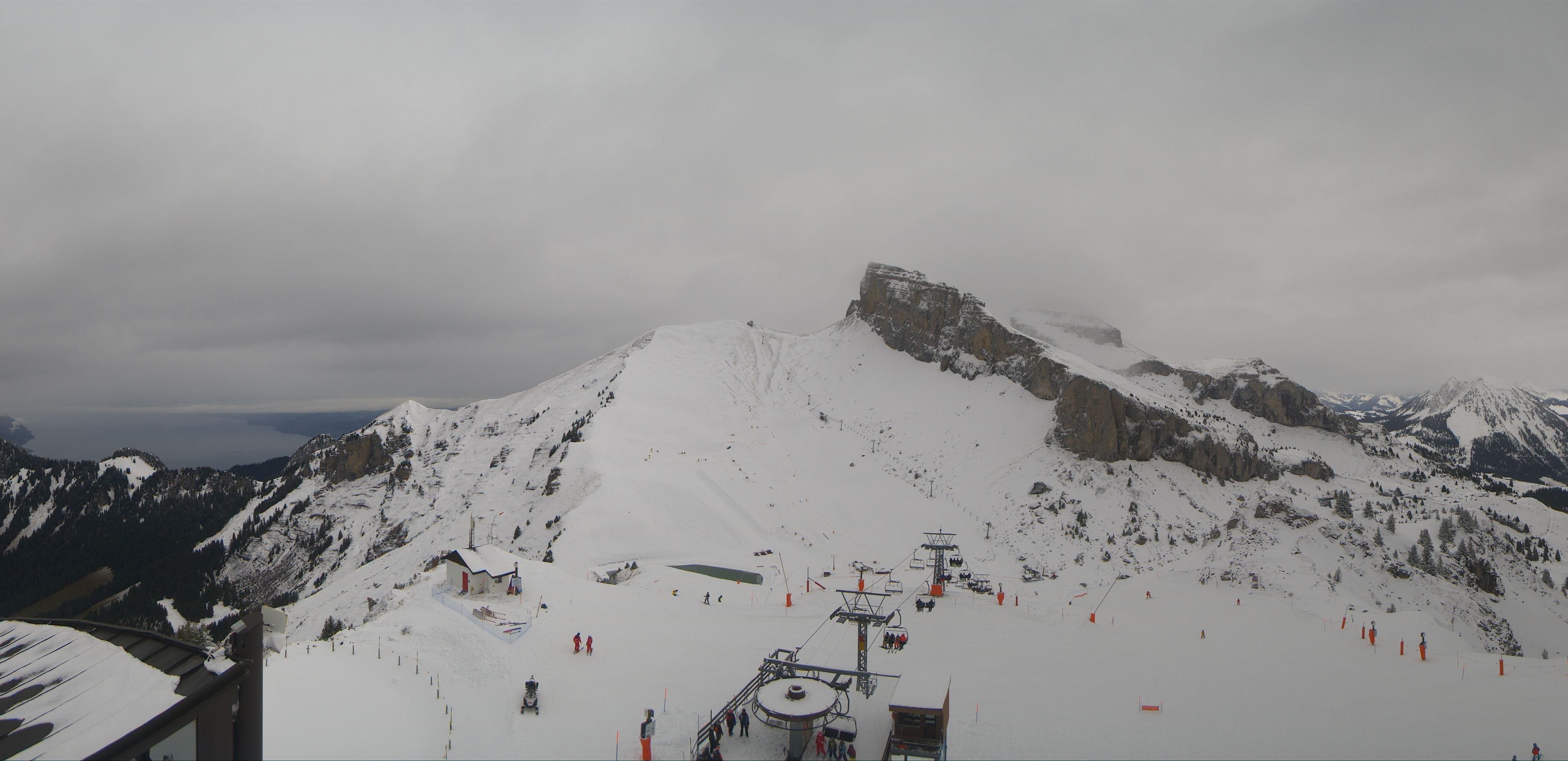 Some fresh snow in Leysin, but a warm front also causes a rising snowline here (roundshot.com)