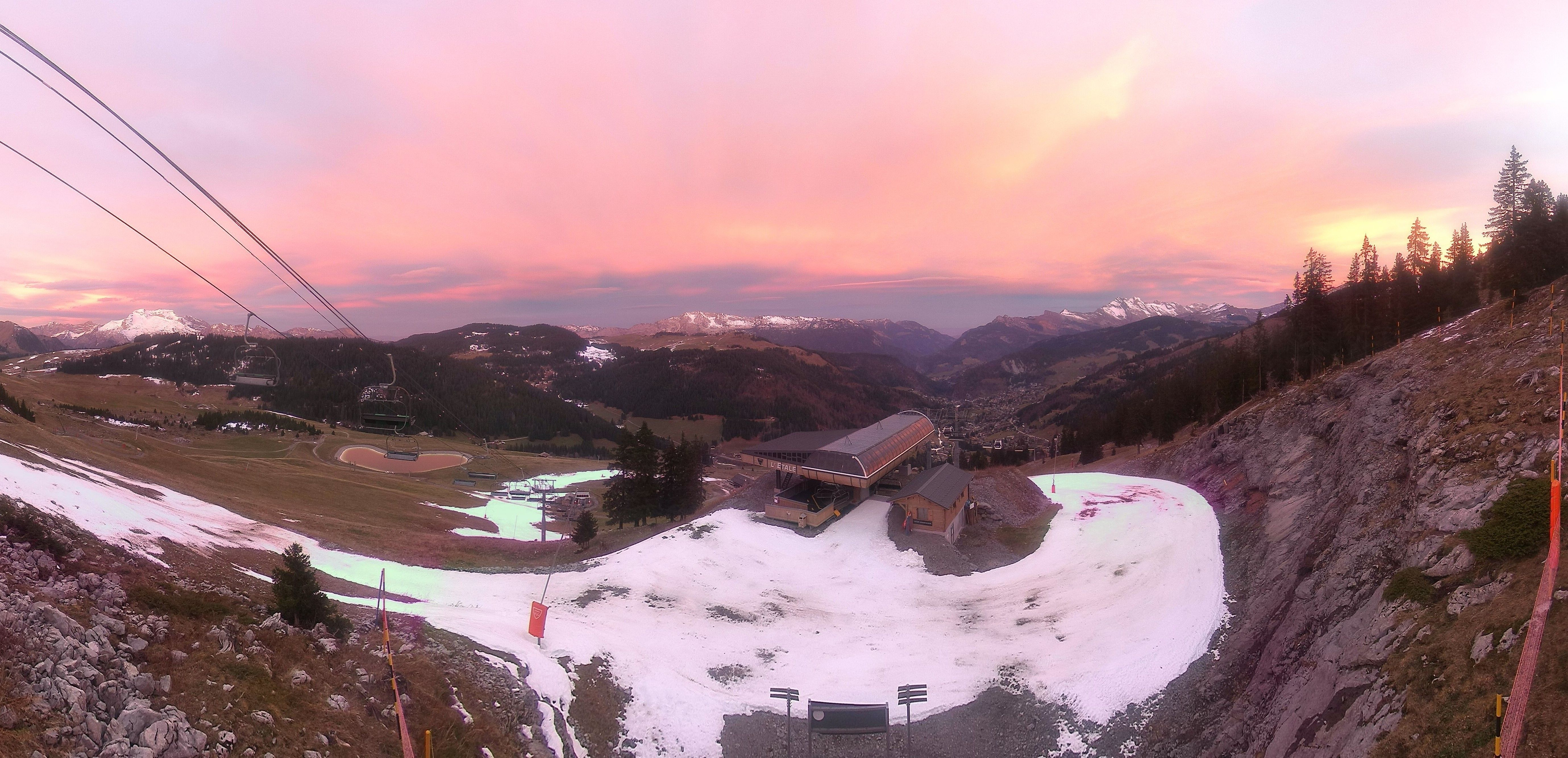 Also in La Clusaz we see almost no snow in the lower part of the skiing area