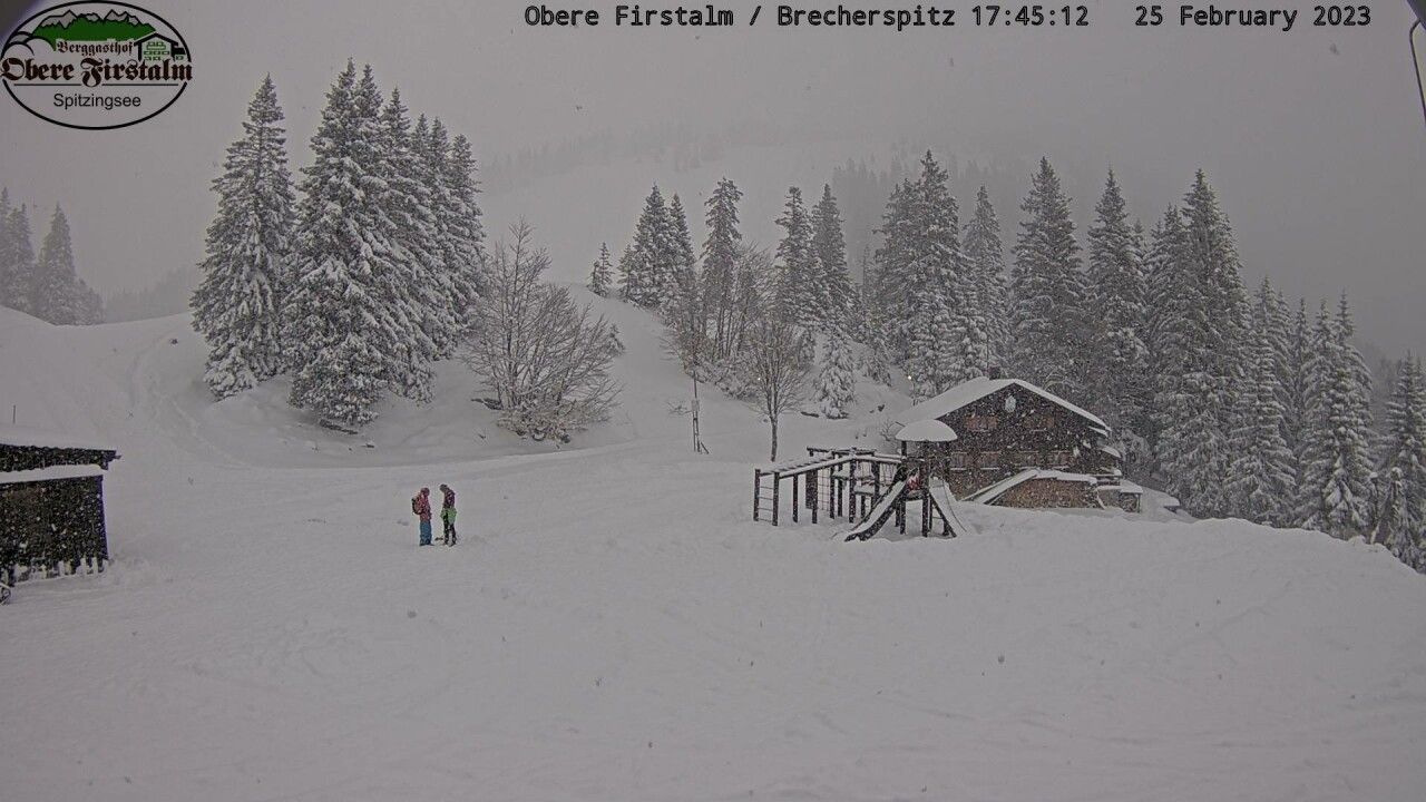 Behoorlijke laag verse sneeuw bij de Obere Firstalm in Spitzingsee (D)